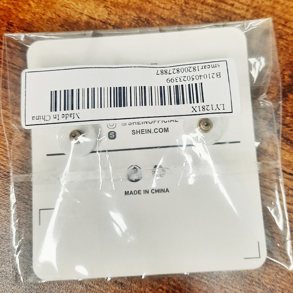 Geometric Hoop Earrings - Picture 6 of 6